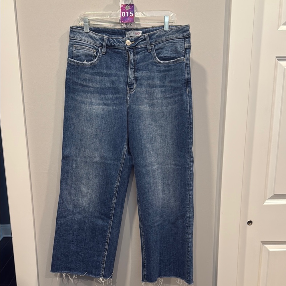 *Cropped Blue Jeans with Raw Hem and Faded Finish